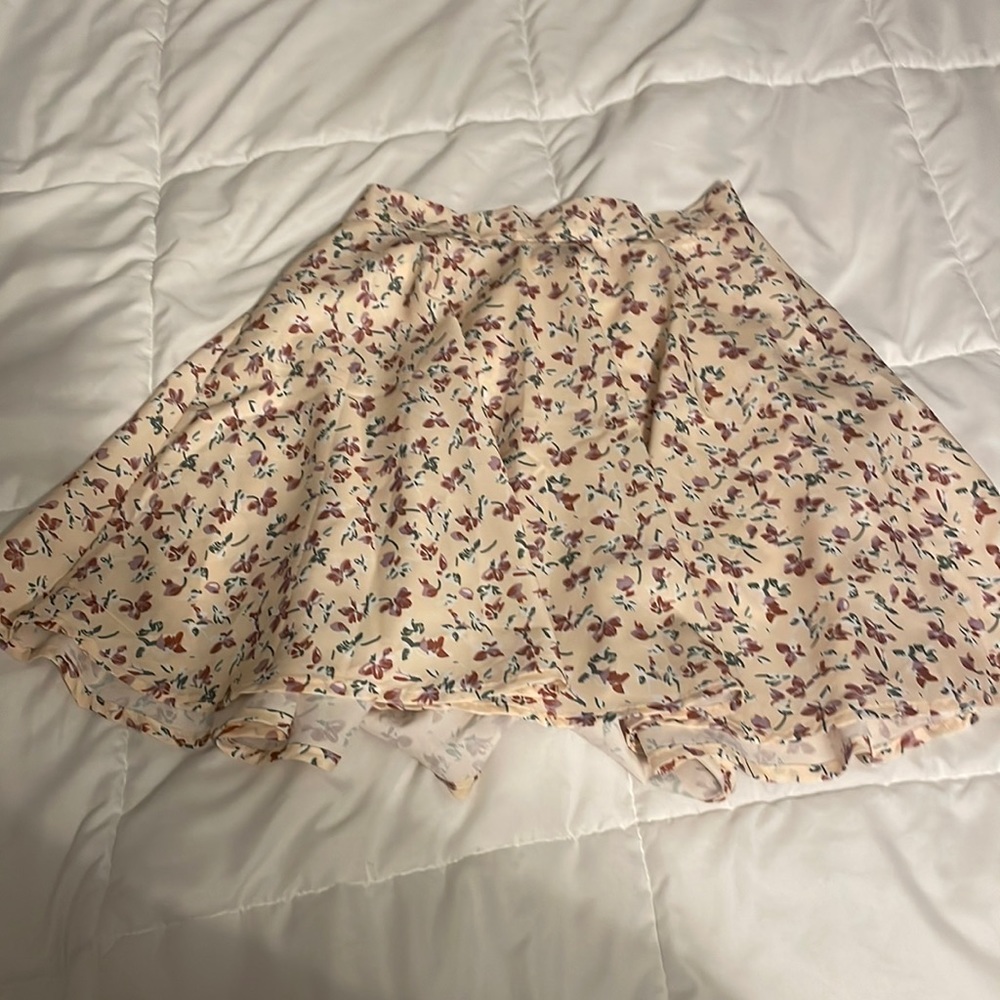 SIZE SMALL NEVER WORN FLORAL SKIRT